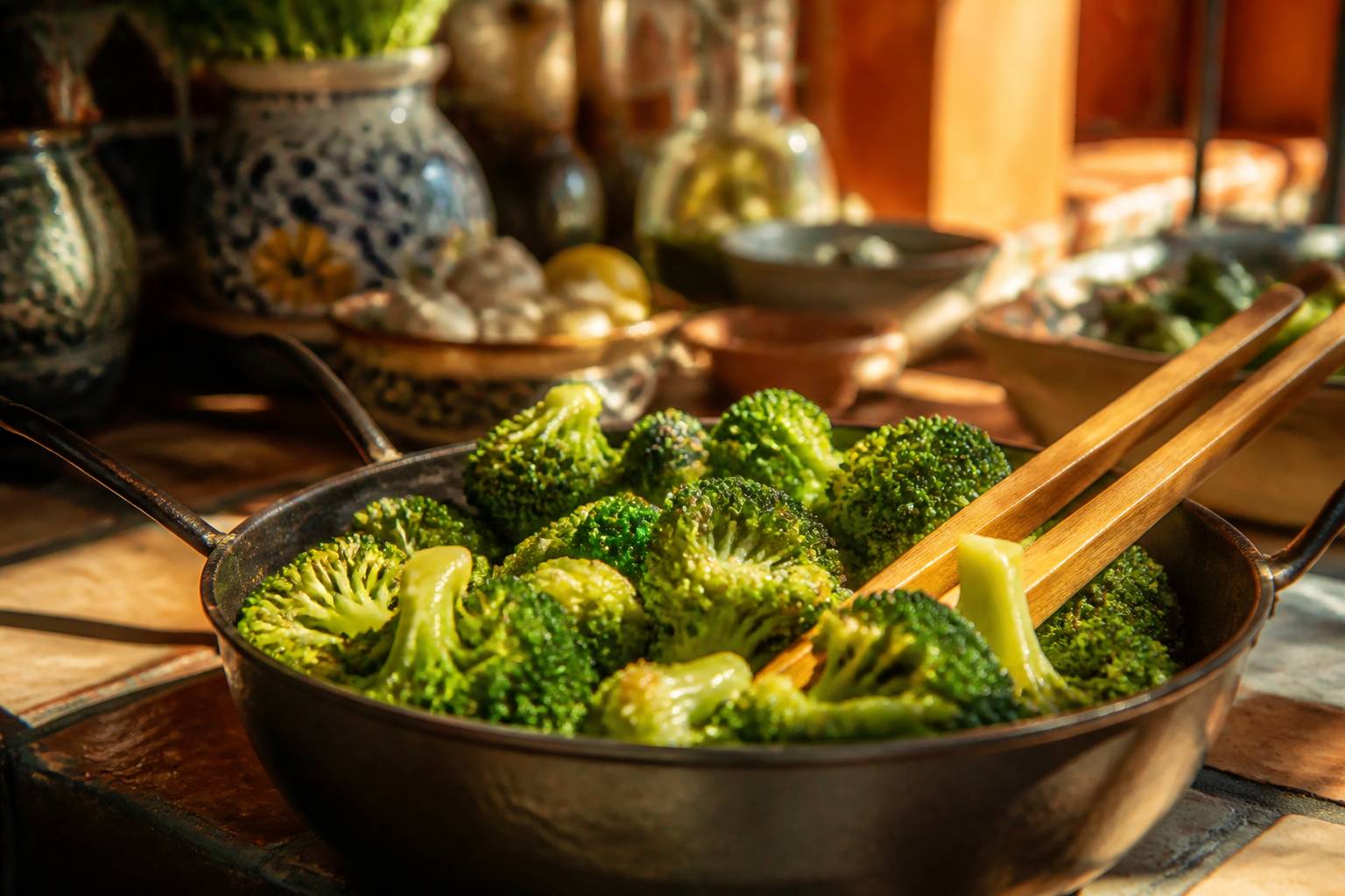 Fleurettes de brocoli al dente dans une poêle avec un filet d'huile d'olive